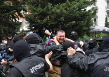 Tbilisidə polis etirazçılara qarşı fiziki zorakılıq tətbiq edib