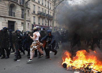 Fransada polislərlə etirazçılar arasında toqquşma - Foto