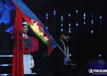 Erməni dizaynerin Azərbaycan bayrağını təhriklə yandırdığı bildirilir