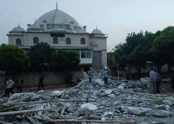 Türkiyədə fırtına məscidin minarəsini aşırıb - Video