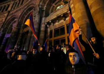 Ermənistan polisi aksiyanı dağıtmaq üçün səs qumbaralarından istifadə edib - Video