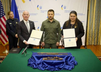 ABŞ rusların oğurladığı skif Akinaki qılınclarını Ukraynaya qaytarıb - Foto