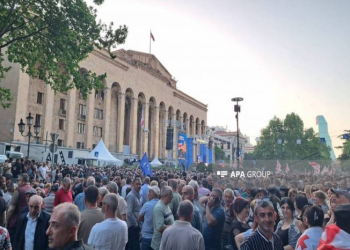 Gürcüstanın hakim partiyası Tbilisidə 100 minlik 